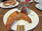 Croissant mit Rharbarbar-Erdbeermarmelade